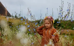 Pige plukker vilde blomster