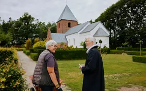 Samtale med præsten foran Skivholme kirke