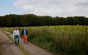 2 personer på kanten af skoven ved Jeksendalen