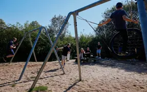 Børn har taget legepladsen i brug