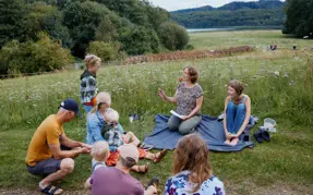 Afslapning i naturen med Ravnsø i baggrunden