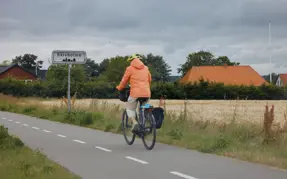 Cykelist på cykelstien ved Skivholme