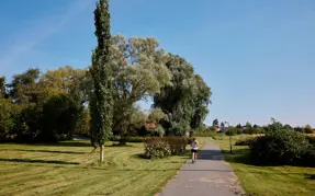 På løbetur gennem parken